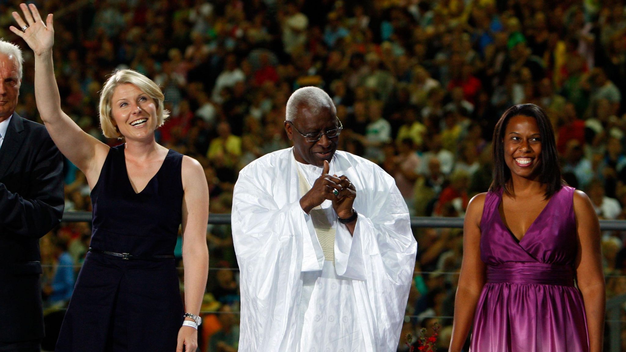 Julia Long and Marlene Dortch acknowledge the crowd at the Berlin 2009 World Championships