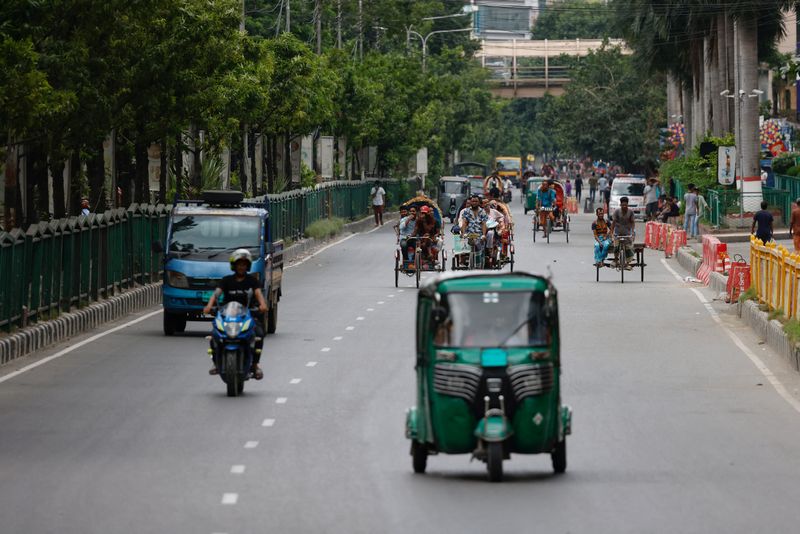 © Reuters. FILE PHOTO: Limited vehicles move on a street on the second-day of curfew, as violence erupted in parts of the country after protests by students against government job quotas, in Dhaka, Bangladesh, July 21, 2024. REUTERS/Mohammad Ponir Hossain/File Photo