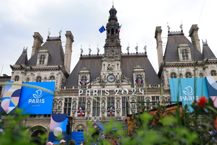 Scenes around the spectacular Hôtel de Ville.