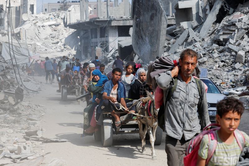 © Reuters. Palestinians make their way to return to neighbourhoods in the eastern side of Khan Younis after Israeli forces pulled out from the area, amid the Israel-Hamas conflict, in Khan Younis, in the southern Gaza Strip July 30, 2024. REUTERS/Mohammed Salem