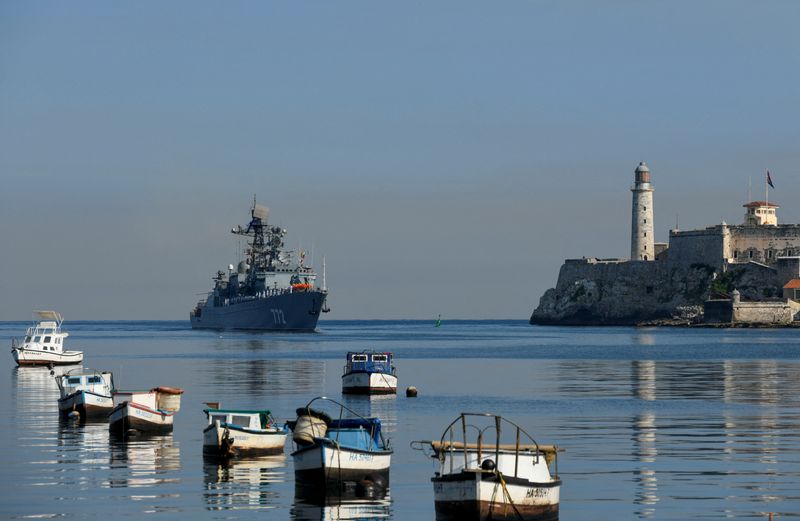 © Reuters. A ship from Russia's Baltic Fleet enters Havana's bay, in Havana, Cuba July 27, 2024. REUTERS/Norlys Perez