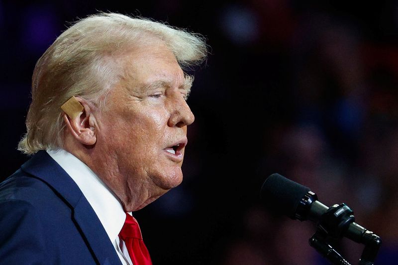 © Reuters. FILE PHOTO: Republican presidential nominee and former U.S. President Donald Trump speaks as he campaigns in Charlotte, North Carolina, U.S. July 24, 2024. REUTERS/Marco Bello/File Photo