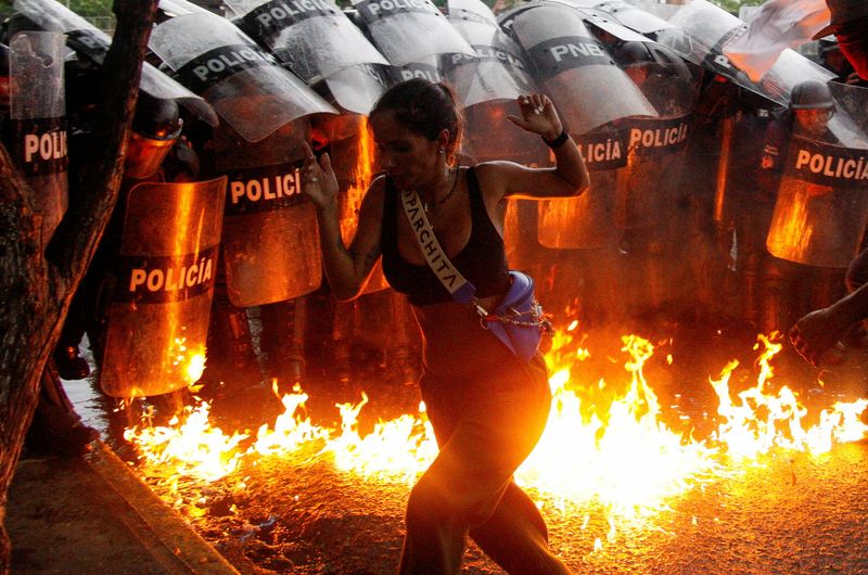 © Reuters. A demonstrator reacts when Molotov cocktails hit the ground in front of security forces during protests against election results after Venezuela's President Nicolas Maduro and his opposition rival Edmundo Gonzalez claimed victory in Sunday's presidential election, in Puerto La Cruz, Venezuela July 29, 2024. REUTERS/Samir Aponte