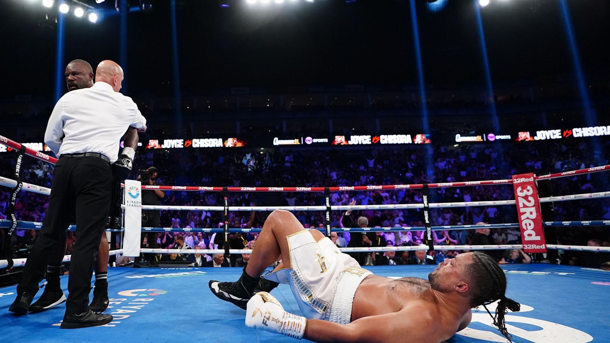 Derek Chisora floors Joe Joyce