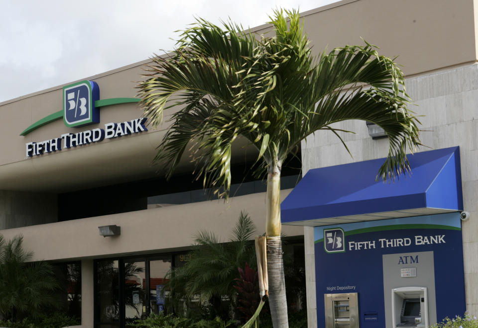 A branch location of Fifth Third Bank is shown in Boca Raton, Florida, January 21, 2010. Fifth Third Bancorp reported a much smaller fourth-quarter loss on Thursday after it recorded fewer writedowns on mortgages and other loans. REUTERS/Joe Skipper (UNITED STATES - Tags: BUSINESS)