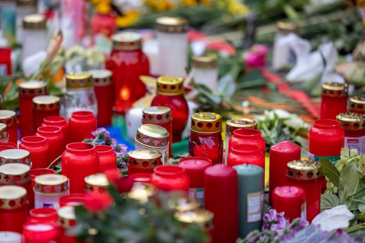 Flowers and candles are placed Sunday, Aug. 25, 2024, near the scene of Friday's deadly attack in Solingen. (Thomas Banneyer/dpa via AP)