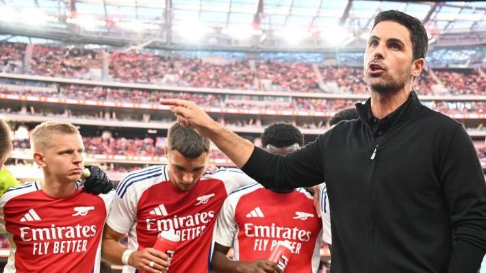 Arsenal manager Mikel Arteta talking to his players