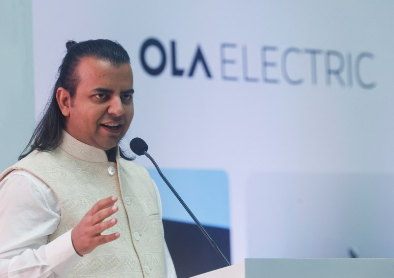 © Reuters. Bhavish Aggarwal, CEO of Ola Cabs and founder of Ola Electric speaks to people ahead of Ola Electric's listing ceremony at the National Stock Exchange (NSE) in Mumbai, India, August 9, 2024. REUTERS/Francis Mascarenhas