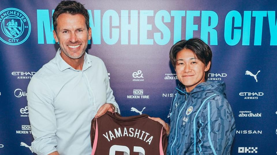 Ayaka Yamashita and Manchester City manager Gareth Taylor