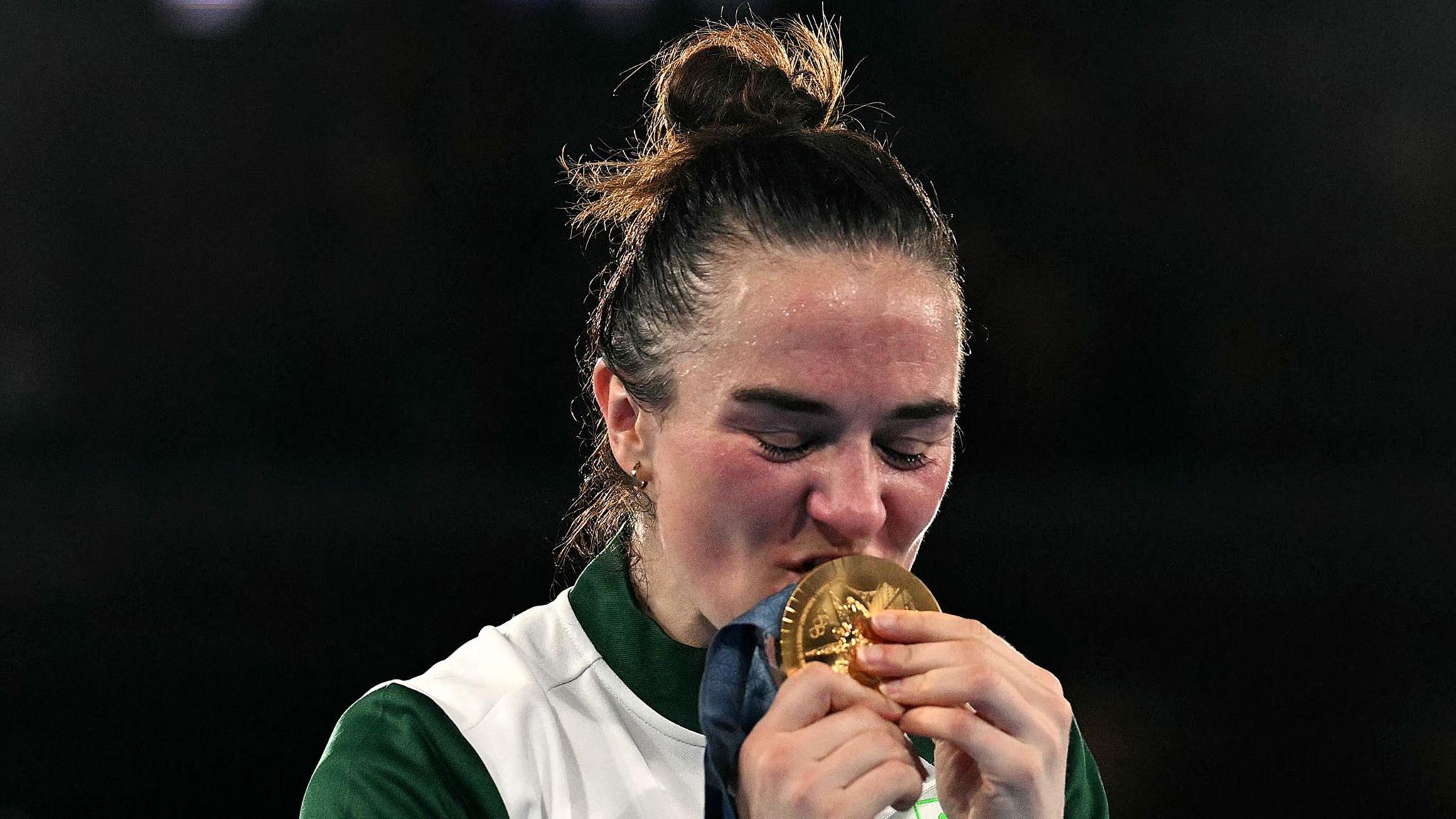 Kellie Harrington kisses her gold medal