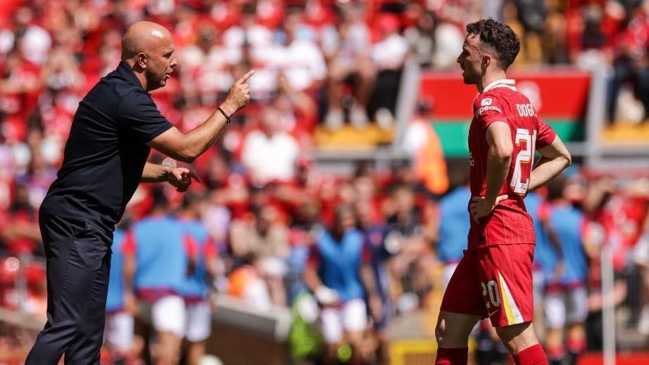 Arne Slot gives instructions to Diogo Jota during a friendly