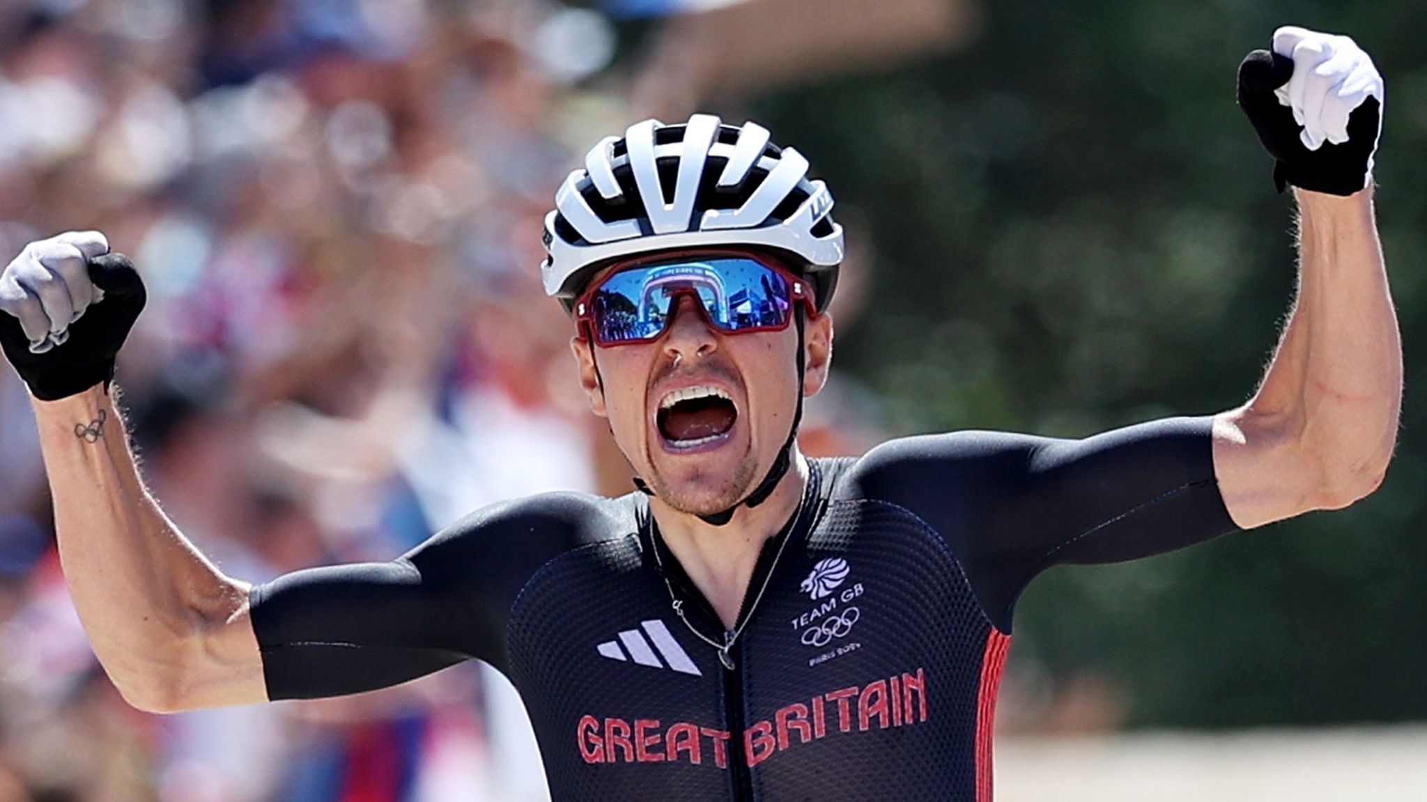 Tom Pidcock celebrates winning gold