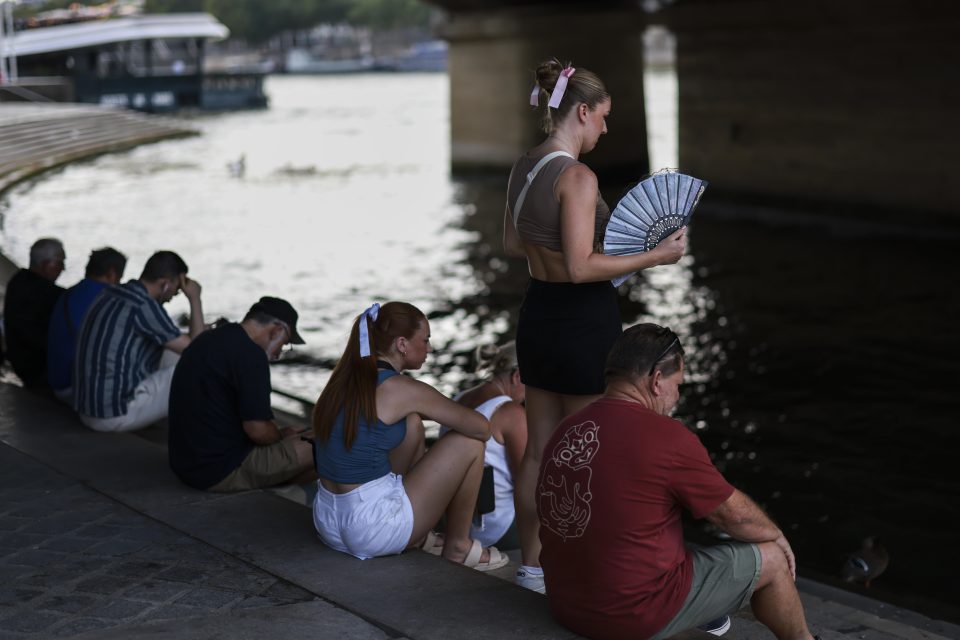 PARIS, FRANCE - JULY 30: PARIS, FRANCE - JULY 30: People cool down under the bridge at the Seine river during heatwave on day four of the Olympic Games Paris 2024 at on July 30, 2024 in Paris, France. (Photo by Maja Hitij/Getty Images)