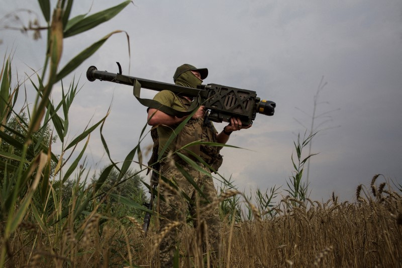 © Reuters. A Ukrainian serviceman holds a Stinger anti-aircraft missile at a position in a front line in Mykolaiv region, as Russia's attack on Ukraine continues, Ukraine August 11, 2022. REUTERS/Anna Kudriavtseva/File photo