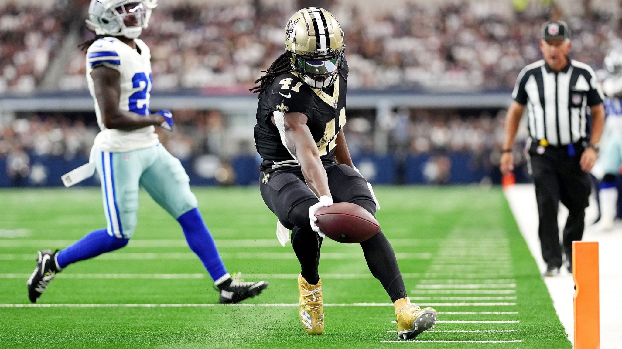 New Orleans Saints running back Alvin Kamara scores a touchdown at the Dallas Cowboys