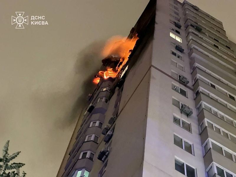 © Reuters. A view shows an apartment building damaged during a Russian drone strike, amid Russia's attack on Ukraine, in Kyiv, Ukraine October 25, 2024. Press service of the State Emergency Service of Ukraine/Handout via REUTER