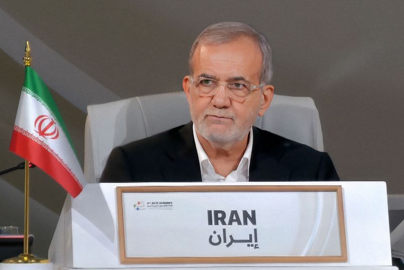 © Reuters. FILE PHOTO: Iran's President Masoud Pezeshkian attends the 3rd ACD summit in Doha, Qatar, October 3, 2024. Iran's Presidency/WANA (West Asia News Agency)/Handout via REUTERS/File Photo