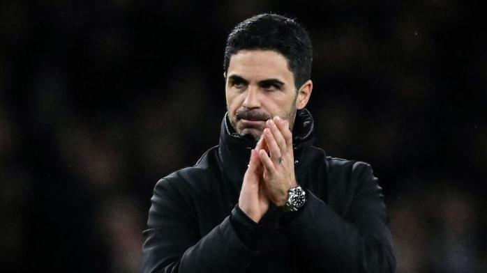 Arsenal boss Mikel Arteta claps