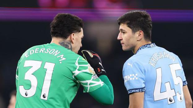 Abdukodir Khusanov receives instructions from Ederson 