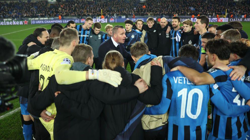 Nicky Hayen speaks to his Atalanta players