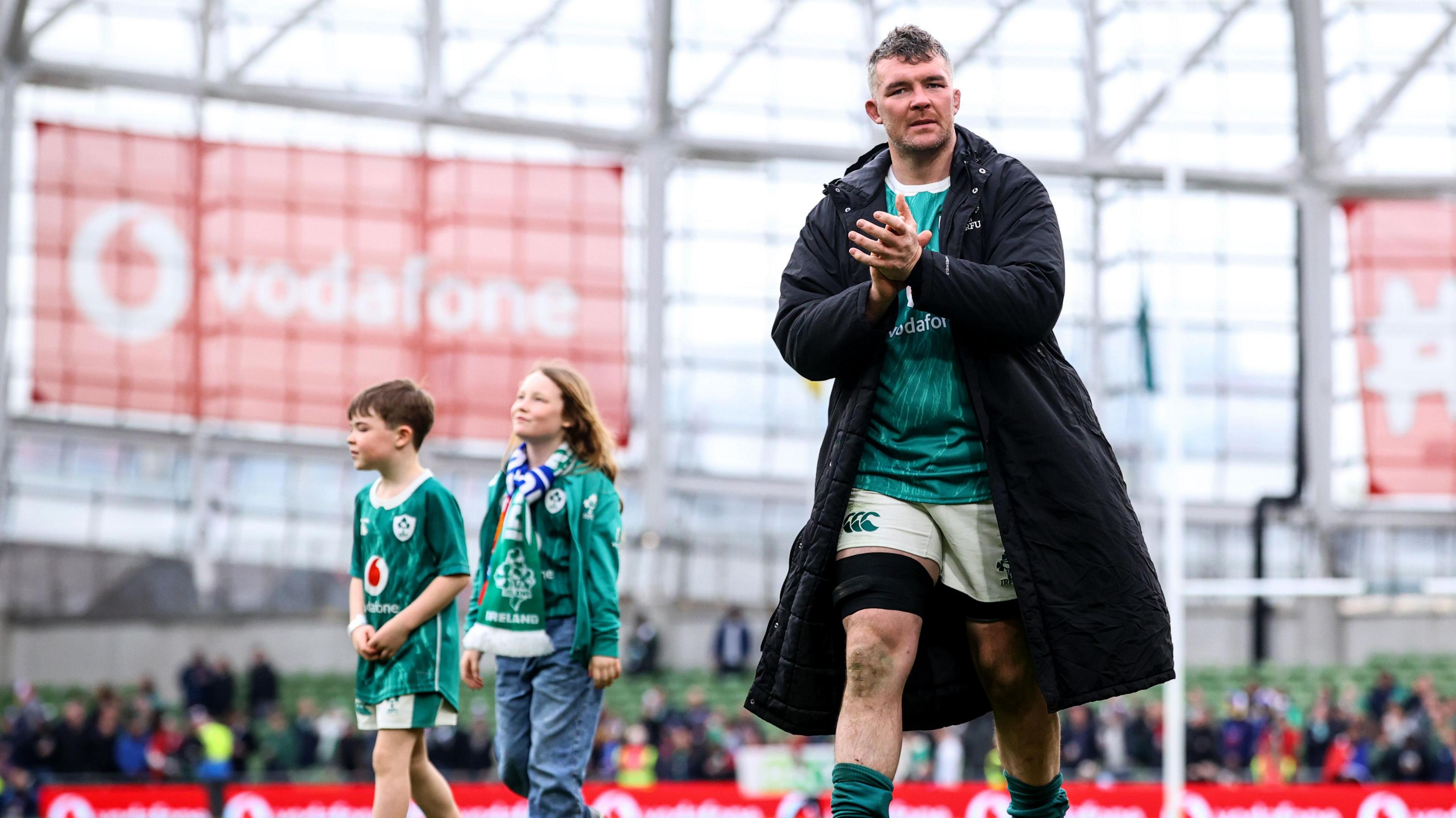 Peter O'Mahony applauds the Aviva Stadium crowd