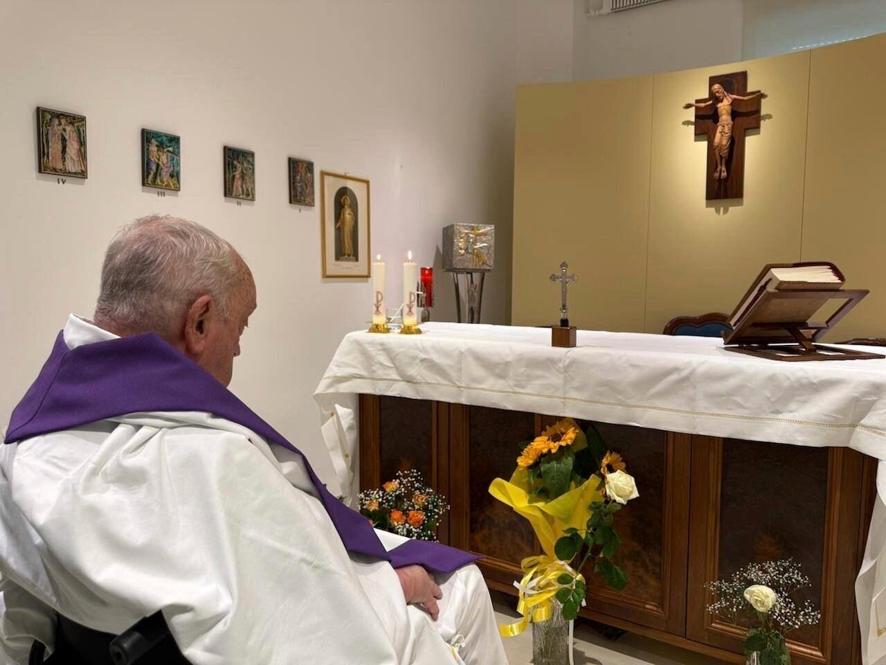 In this picture released by the Vatican Press Hall, Pope Francis celebrates a mass inside the chapel of the Agostino Gemelli polyclinic in Rome, Sunday, March 16, 2025. (Vatican Press Hall, Via AP )